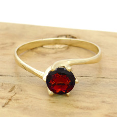 Anel Solitário com Quartzo Rubi, em Ouro Amarelo 18 Kilates